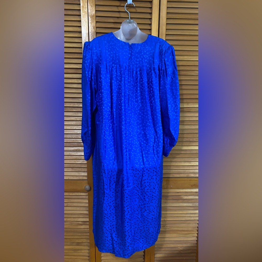 Vintage, silk dress— Styled by Mister C - Picture 2 of 11